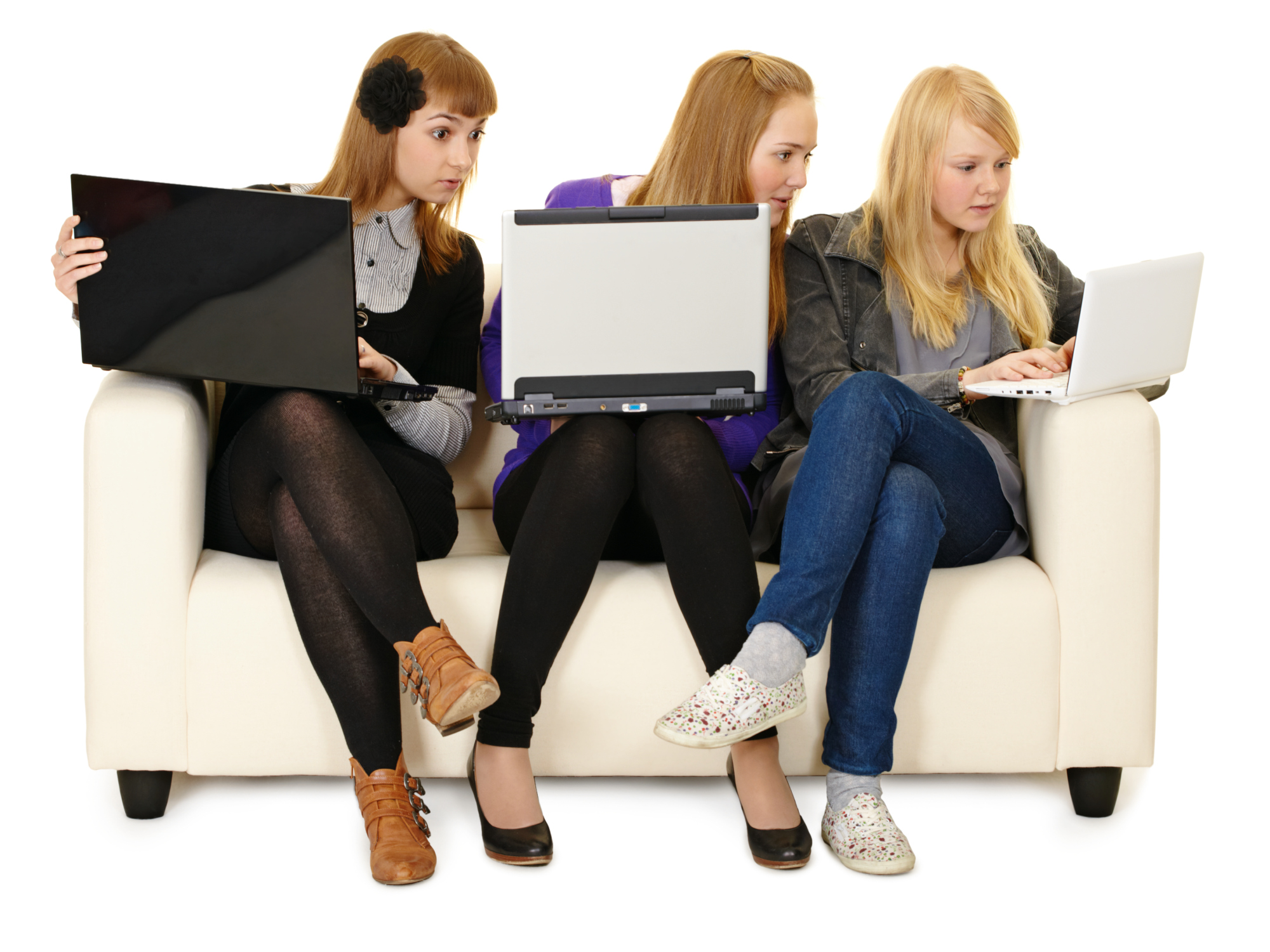Найти подругу в интернете. Общение в социальных сетях. Девушка с ноутбуком. Много людей с ноутбуками. Люди переписываются в интернете.